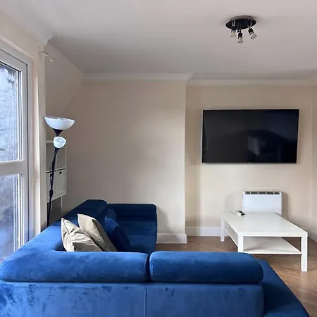 Stylish Temple Bar Penthouse 3-bed With Balcony Apartment