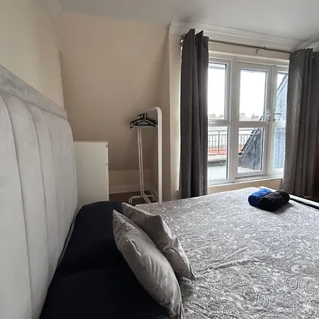 Stylish Temple Bar Penthouse 3-bed With Balcony *