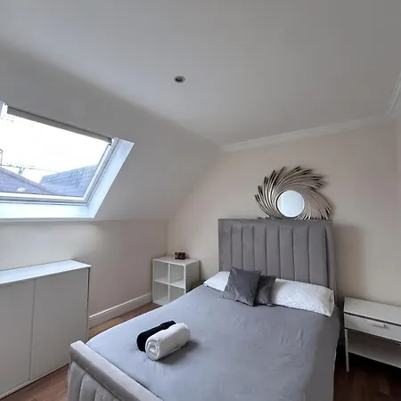 Stylish Temple Bar Penthouse 3-bed With Balcony Apartment *
