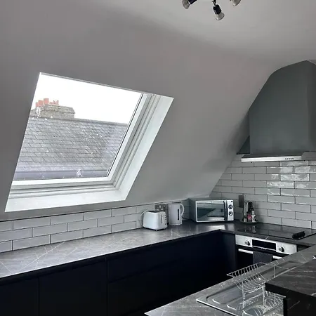 Stylish Temple Bar Penthouse 3-bed With Balcony Apartment